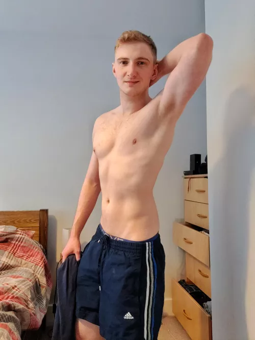 Nothing like a good stretch after the gym! 💪 by Atomlad360