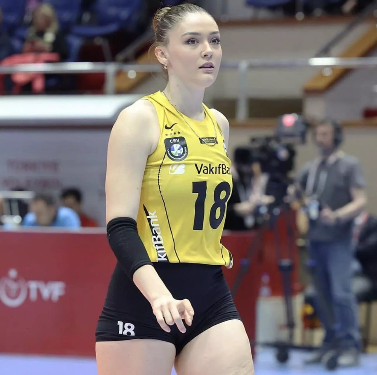 Number 18 🥵 posted by sexyleggings