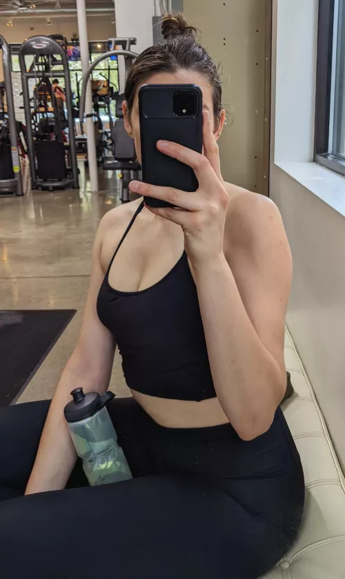Sweaty upper body day 🥵 [F] by moonstonezone