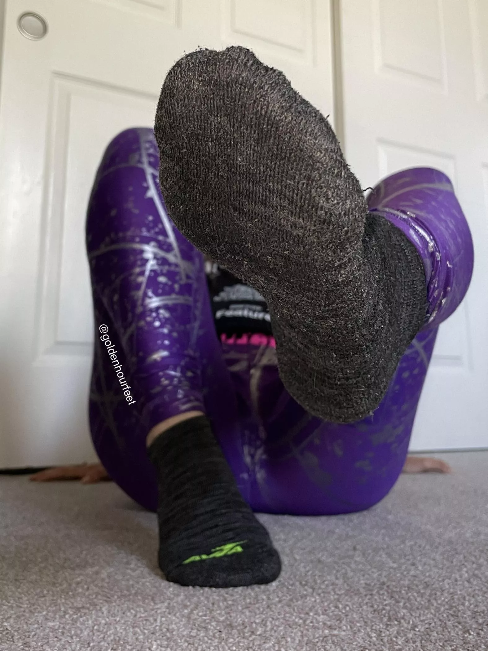 Do you like this pose?😏 posted by goldenhourfeet