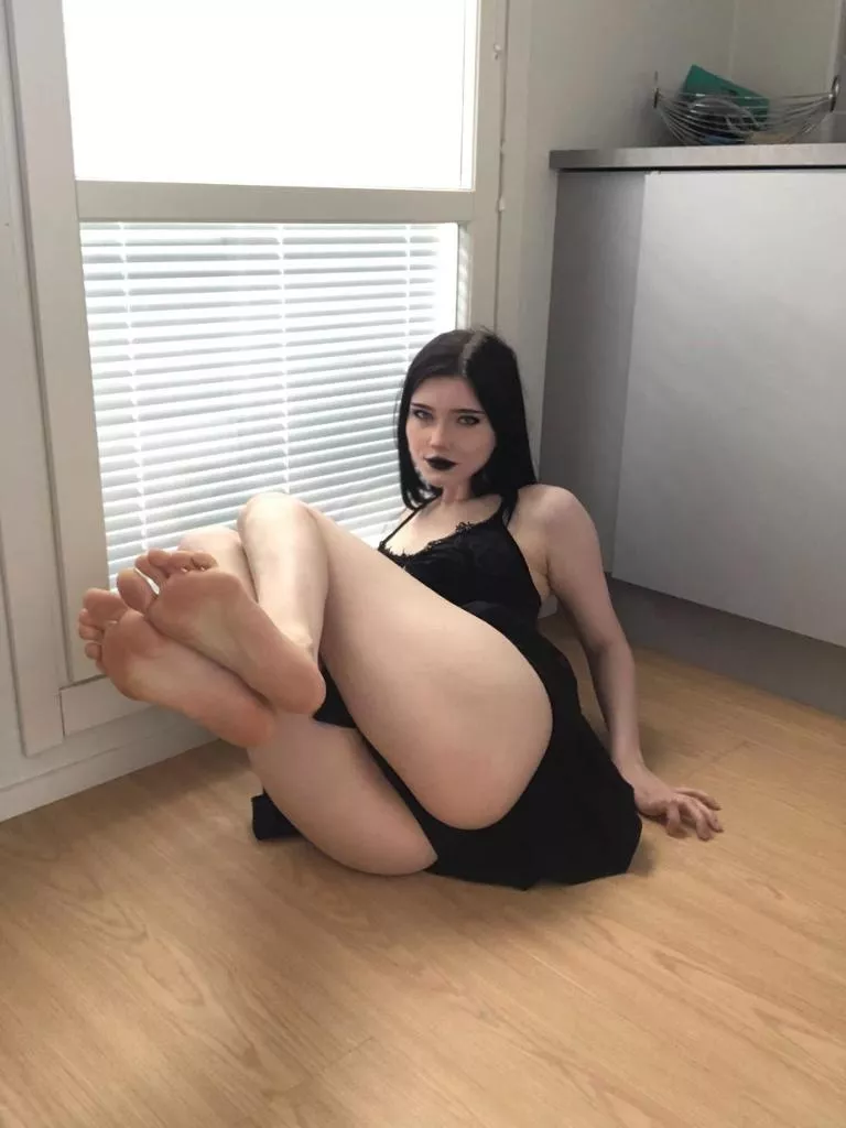 Kiss my procelain feetsies posted by Cashew225