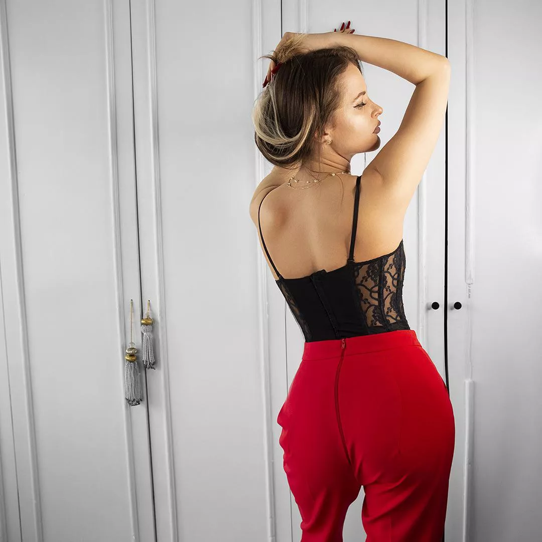 Luxury Lady posted by noirqueenie