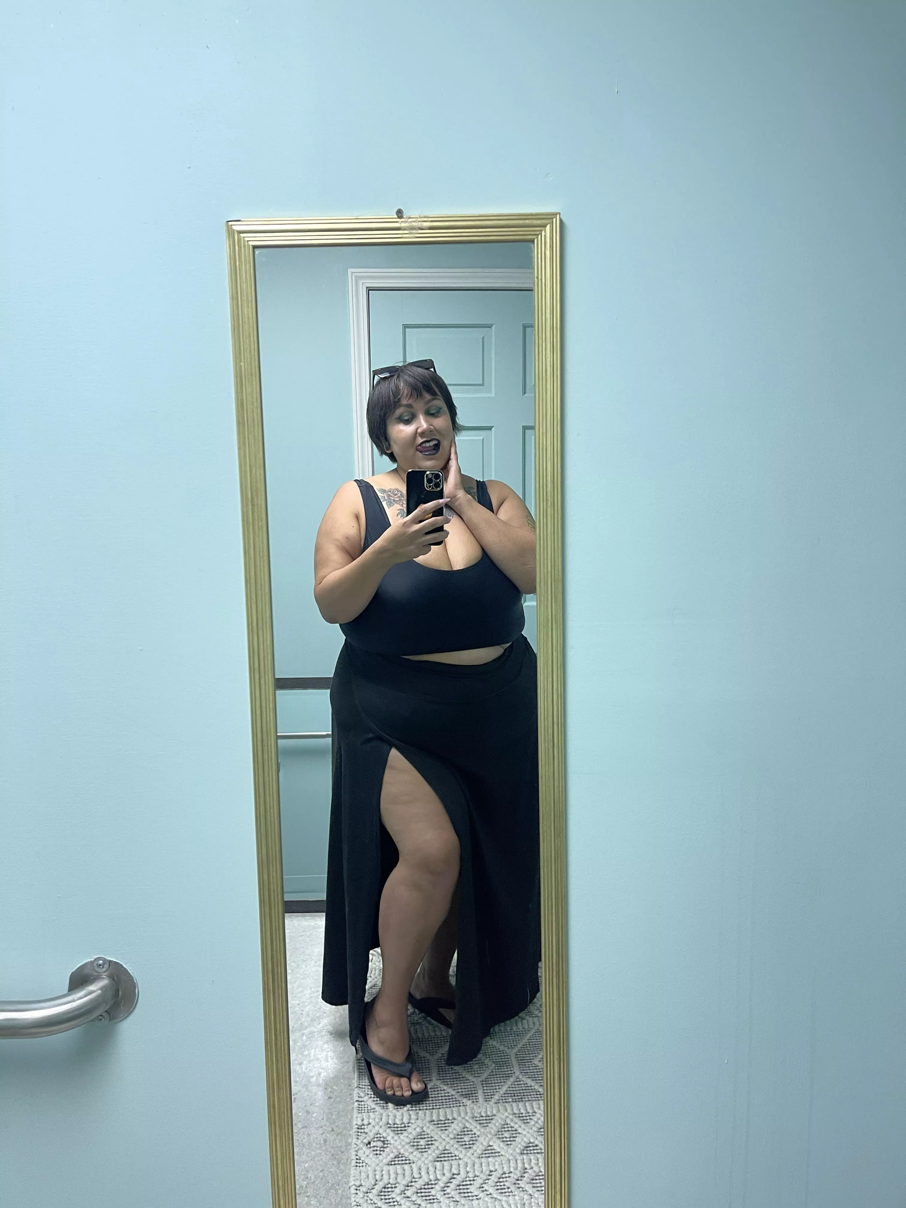 Nail appointment mirror selfie 💅 posted by anomaleespectre