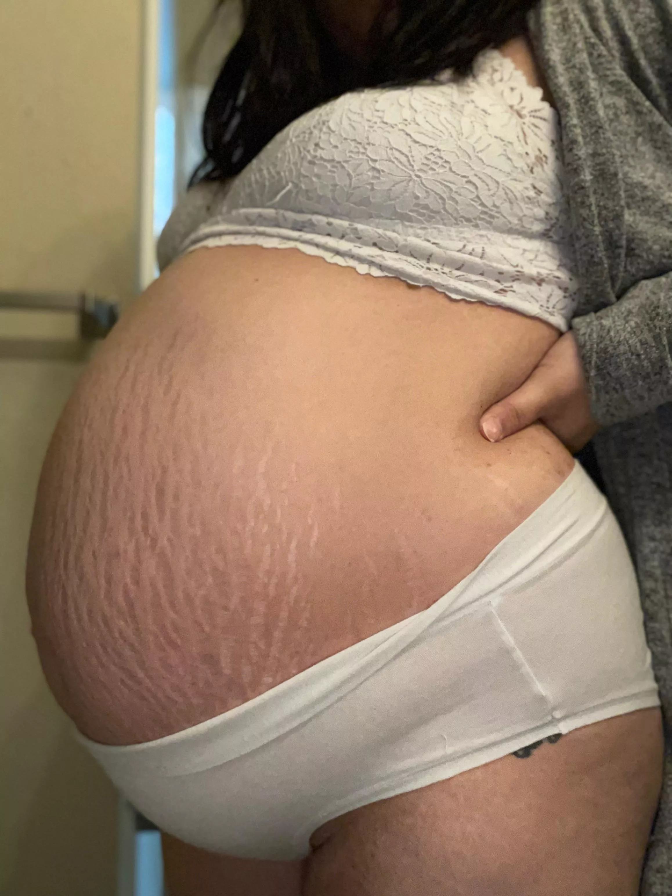 20 weeks of growing 🤰🏻💕 posted by Milkymooon66