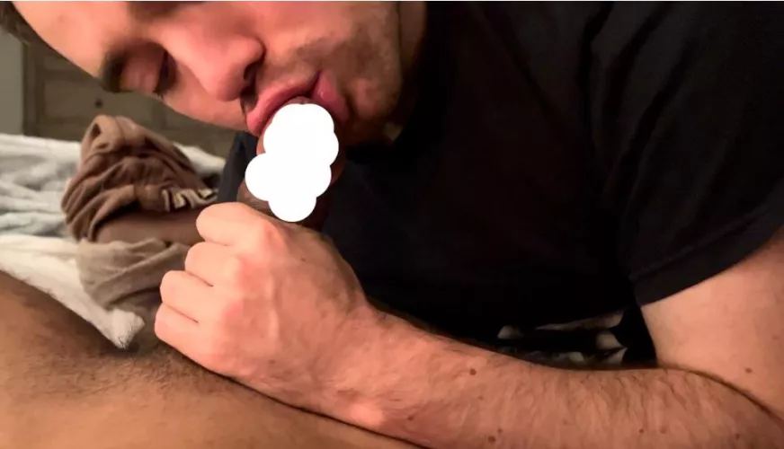 i luv the way his lips look while he sucks me😈 by str8servicerr