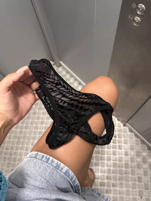 👀It was hot and I took off my panties in the elevator on my way to the office. by sharplyfree