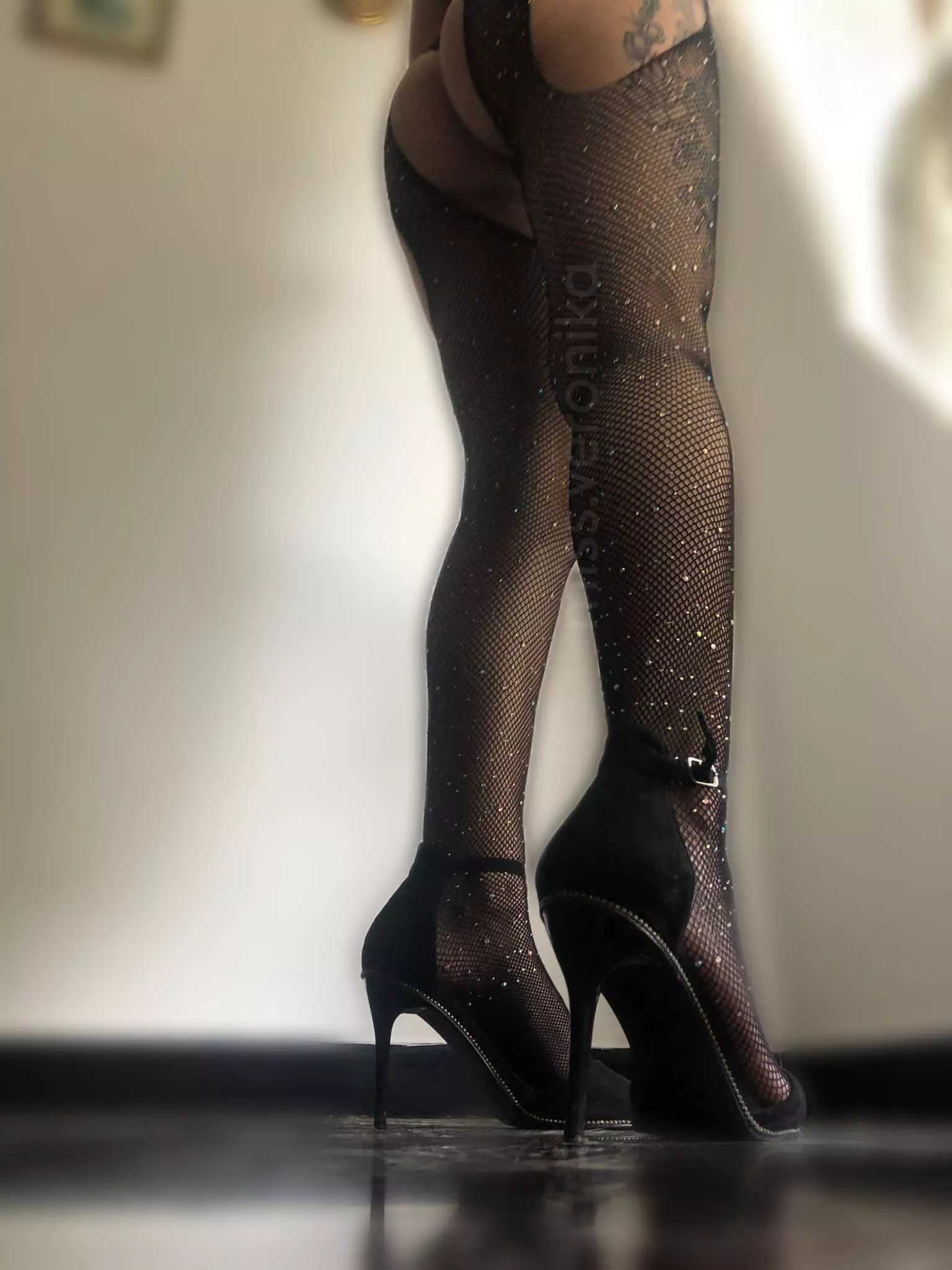 Enjoy the view puppy and thank your Mommy for the treat⛓️👠 posted by Miss_Veronika