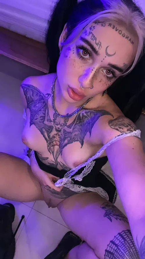 I want to find a man that I can send intimate pictures to and date by thespottyhumility