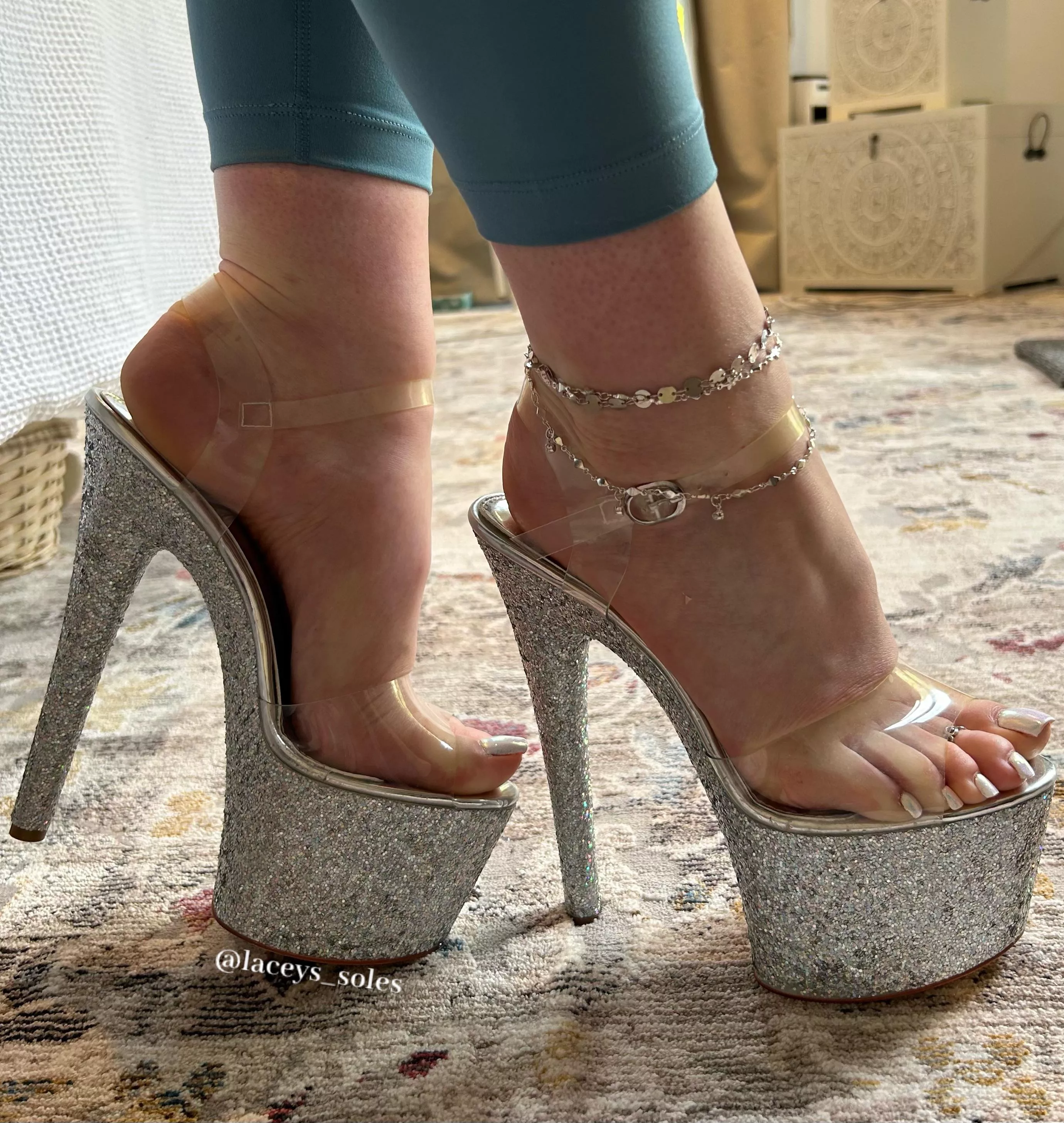 Mmmm so sexy and elegant 💋 posted by misslaceys_soles