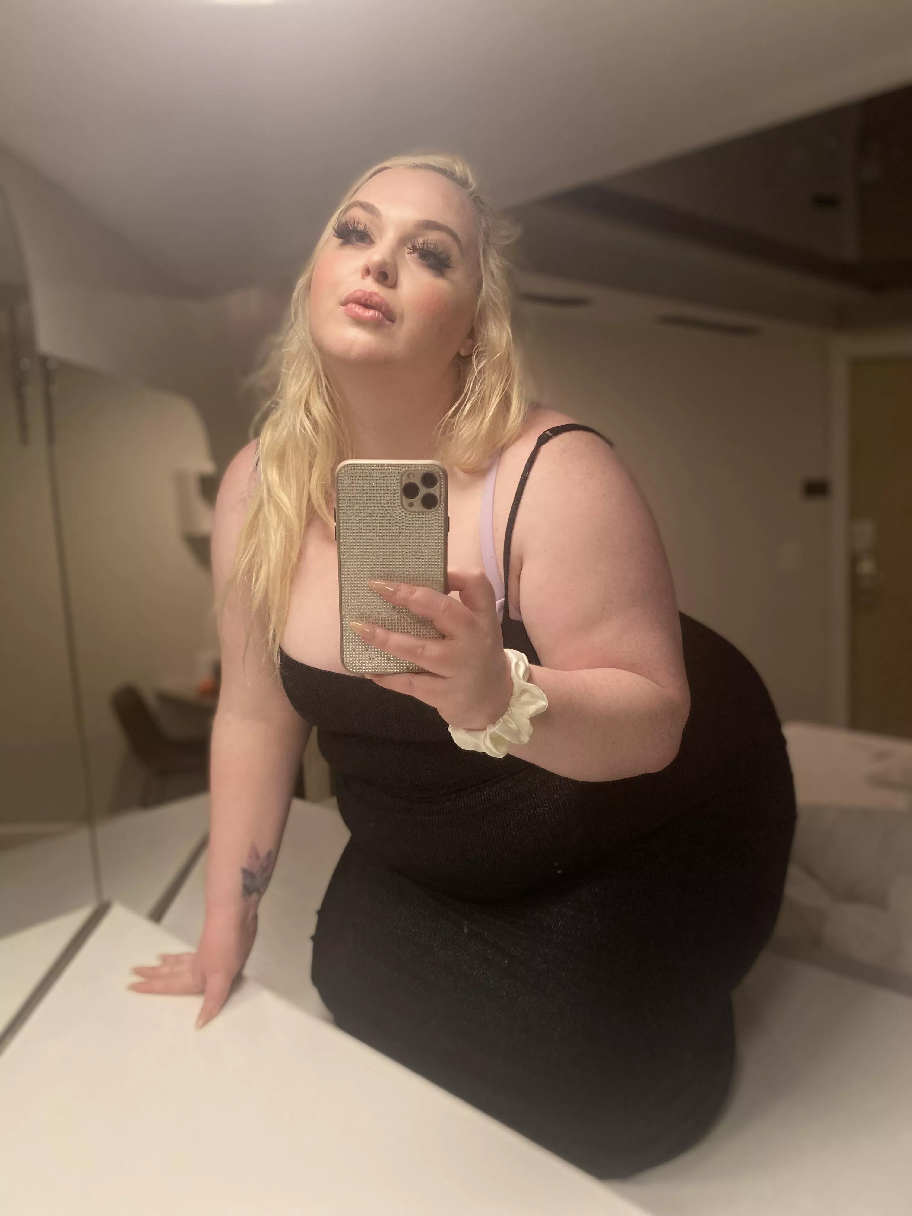 Petite & huge at the same time posted by Pearshapedblonde