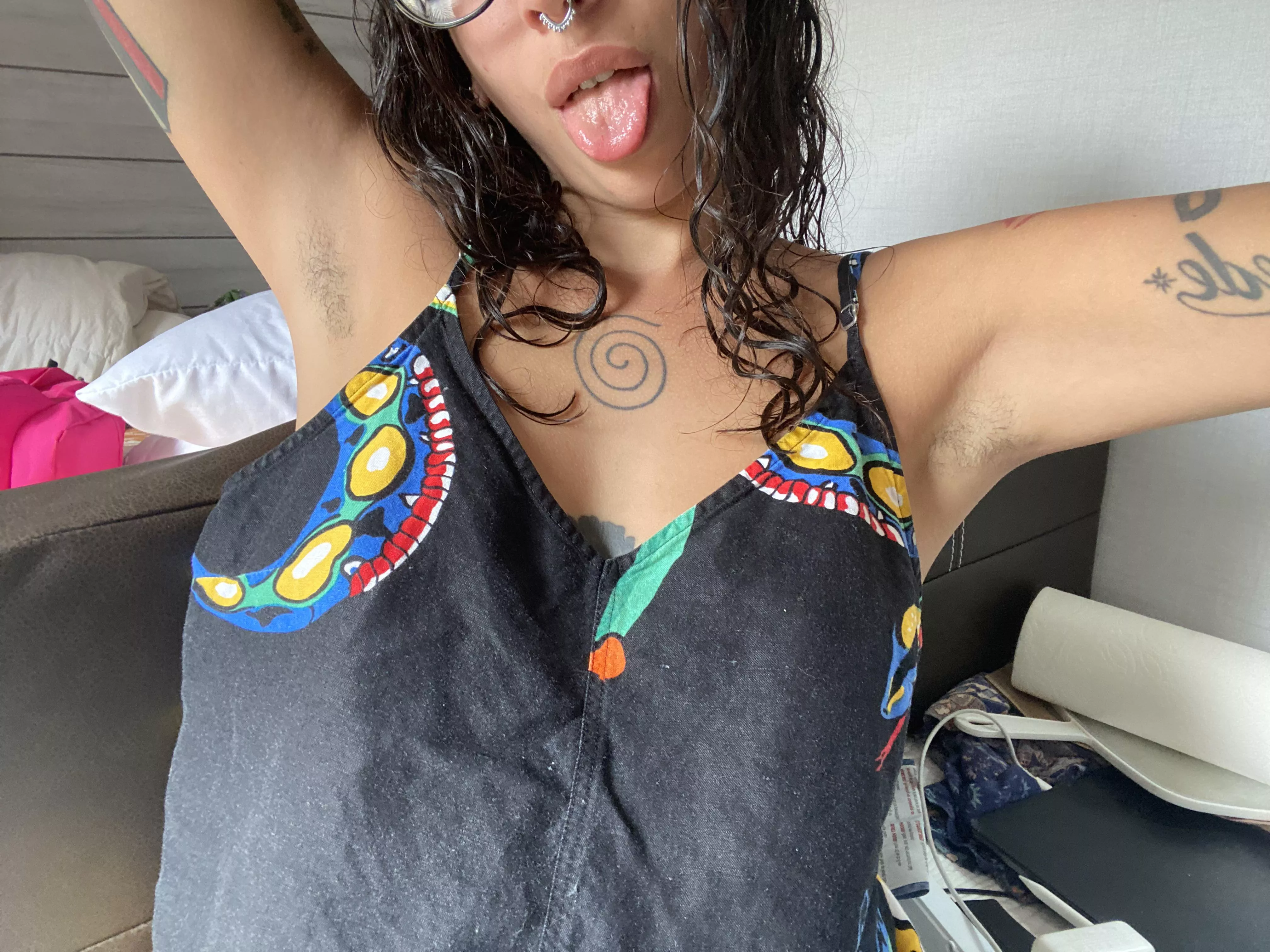 Fresh hairy armpits, ready to suck posted by Fio-espiral