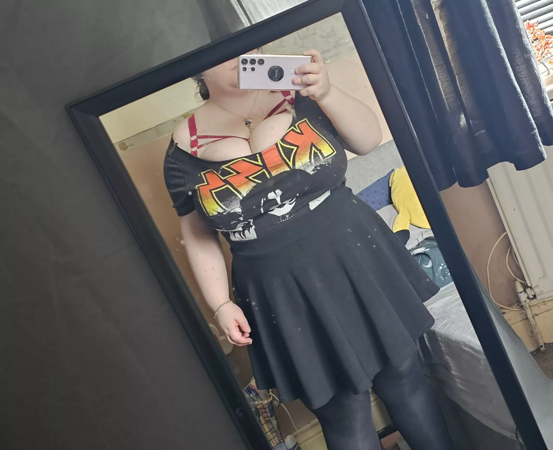 I really like this outfit posted by Hollow_Insanity