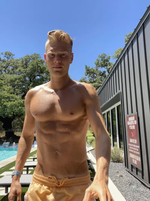 Took a dip by Valus_