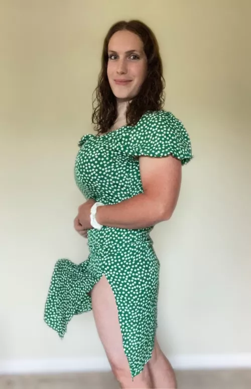 Want to see who’s bigger? Comment and I’ll send you a measuring pic. by DiscussionUpstairs36