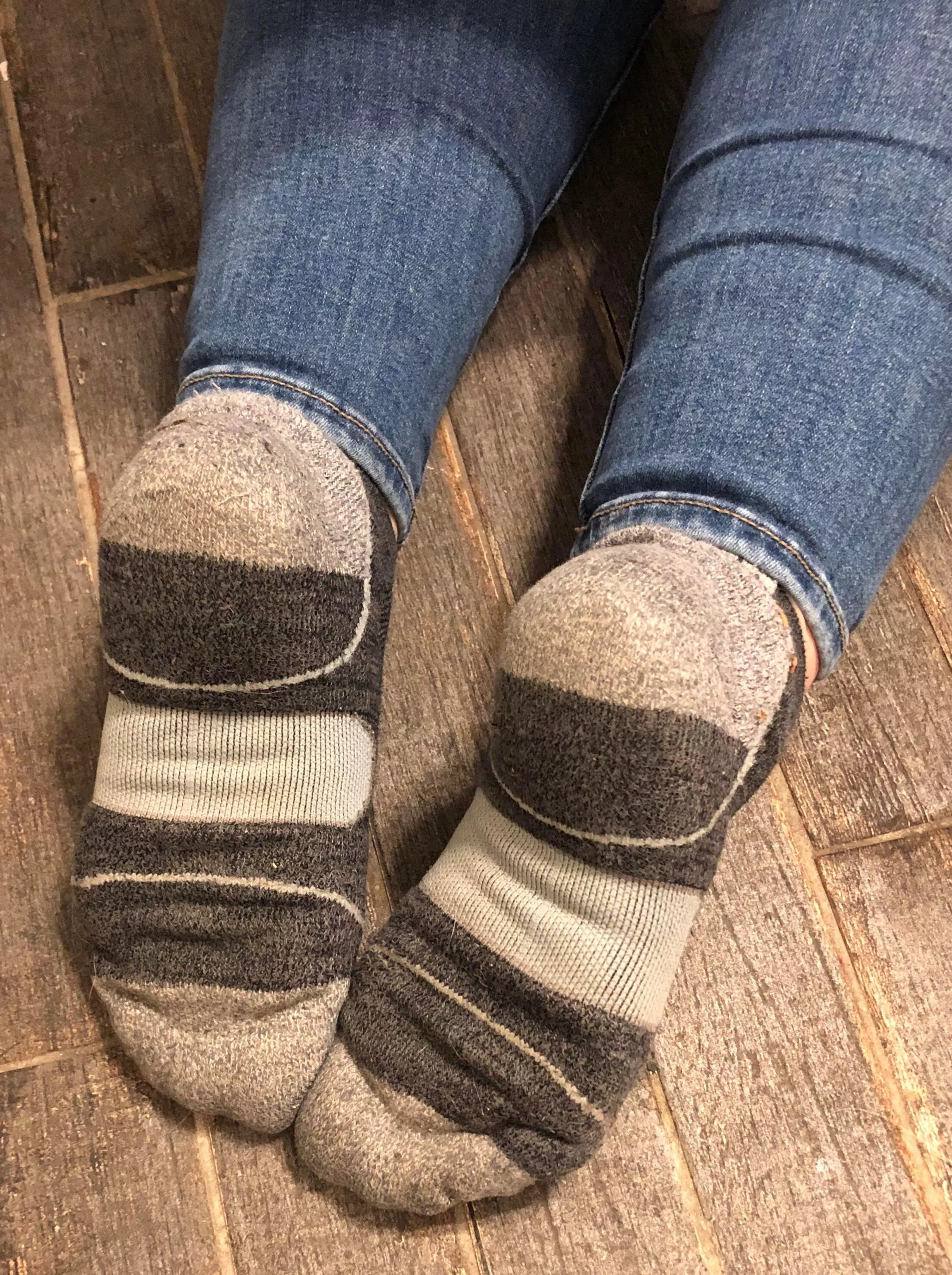 72 hours / 3 days into wearing my sweat soaked socks!🥵 Musky, vinegary & cheesy goodness posted by kylie_chubbytoes