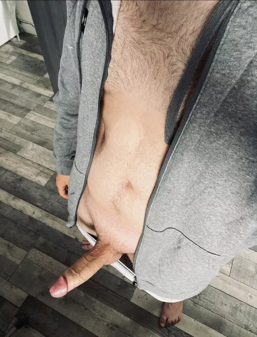 Any hairless fems/trans/ twinks want to keep daddy busy? by salford1996