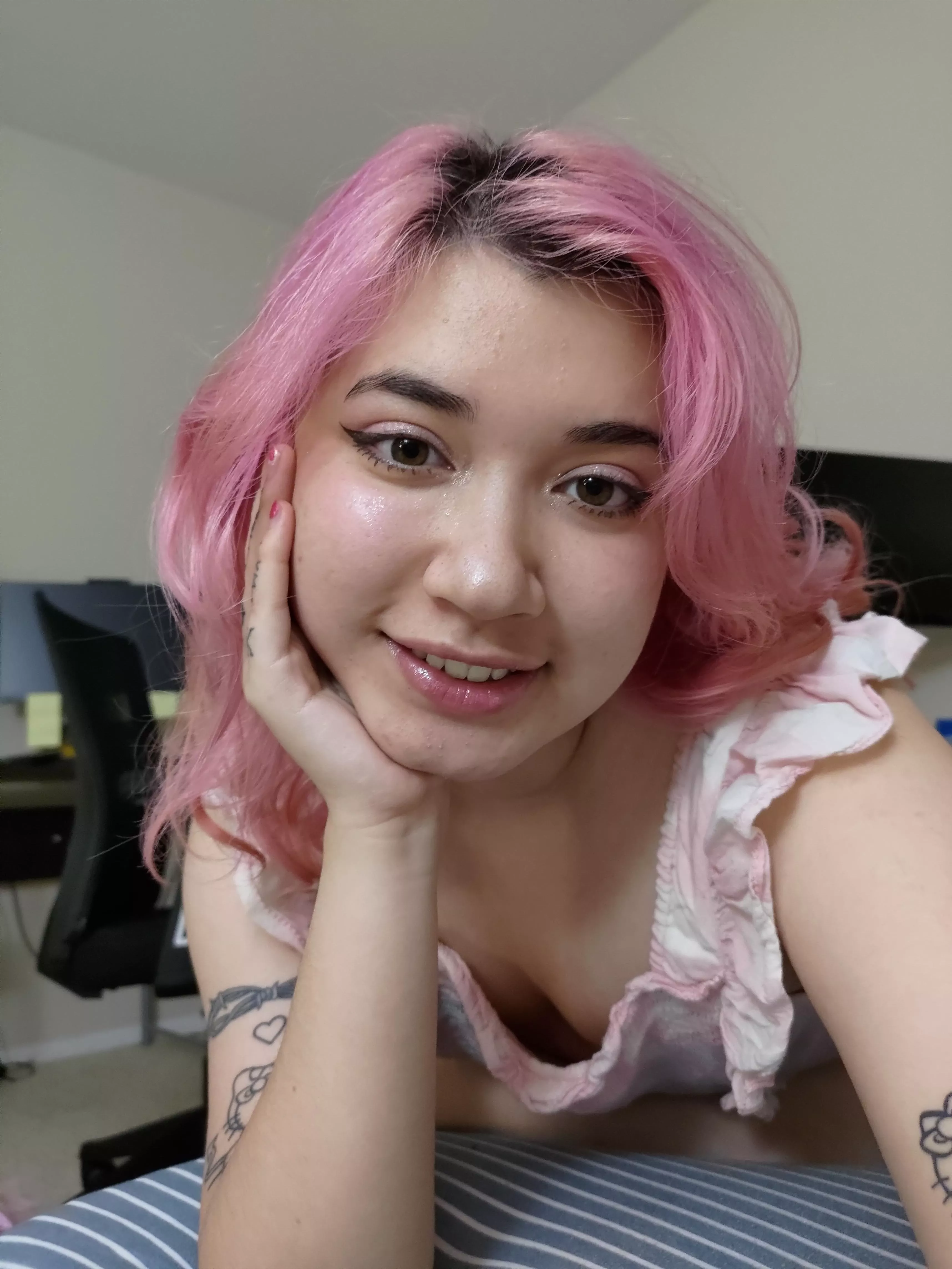 had a rough day but still trying to smile, how was urs? posted by RainbowValentine