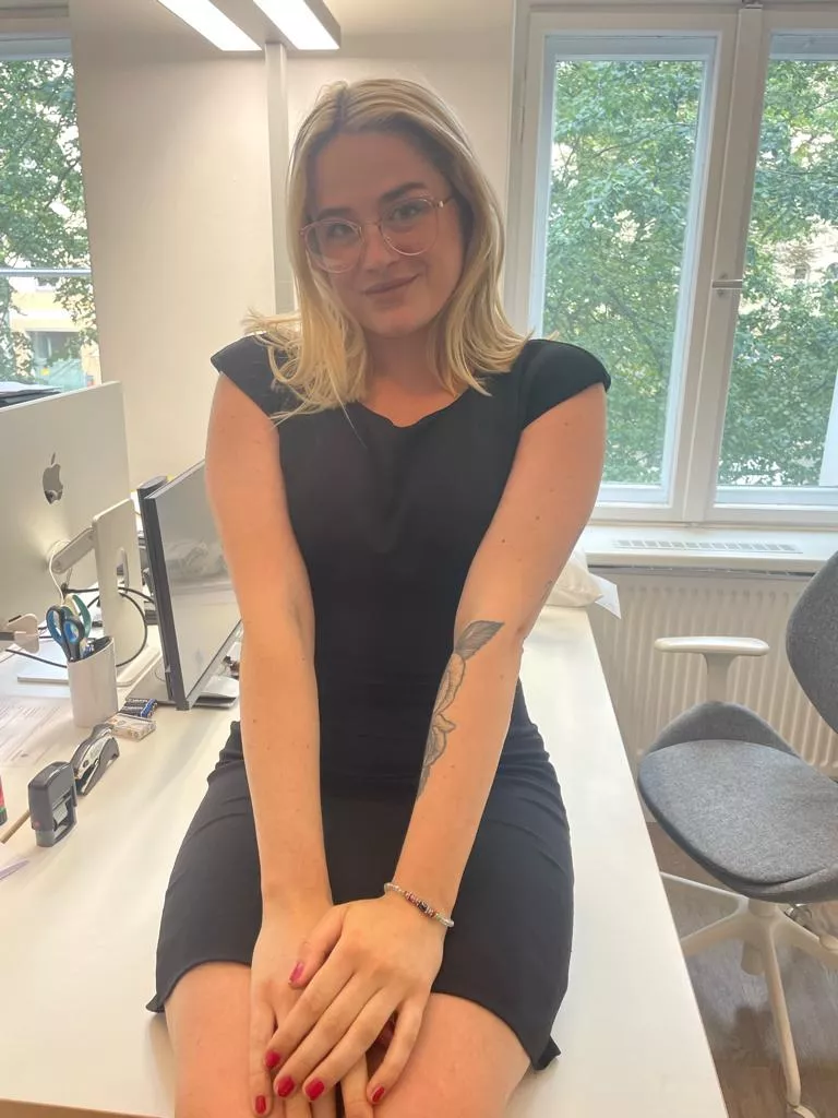 Hey, I'm a sweet blonde girl who needs some new friends here posted by statementdiamonds