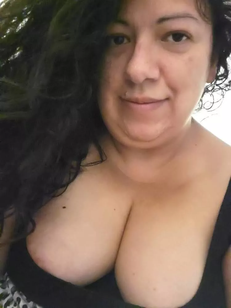 Hi! Wishing everyone a positive day 💋💋 posted by Ramona_C_420