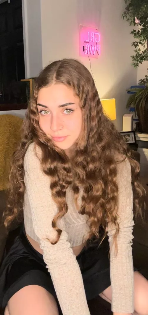 Bored and alone rn. Wanna have fun? by Helenmkj