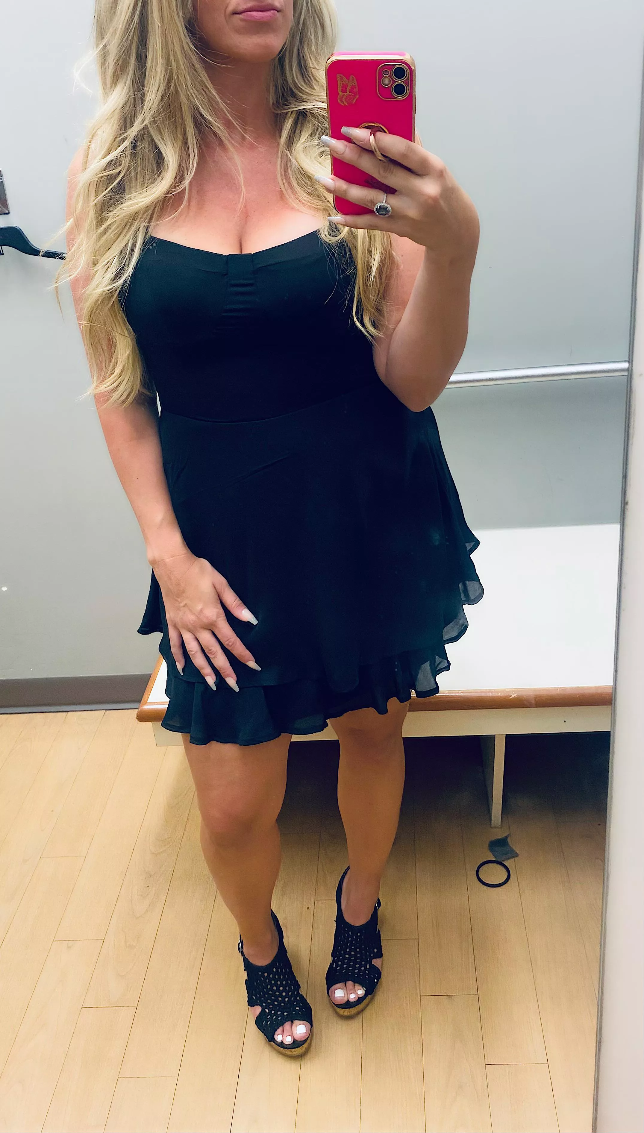 Cum meet me in my dressing room. posted by xlaceybelle