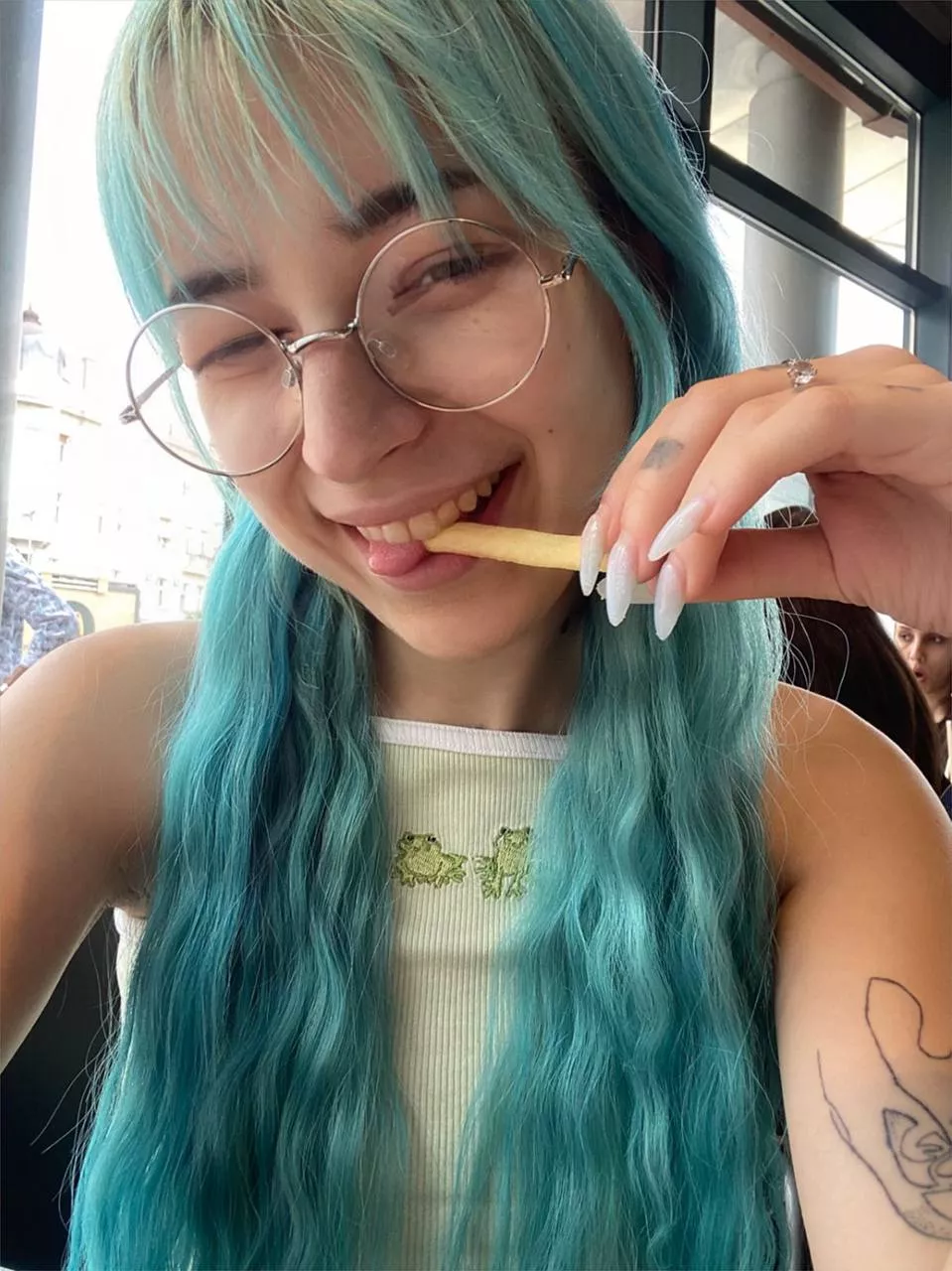 I decided to show off with my new neon hair colour and enjoy my french fries at the same time, I hope you are enjoying your day as I do! hehe posted by Lanauntouchable