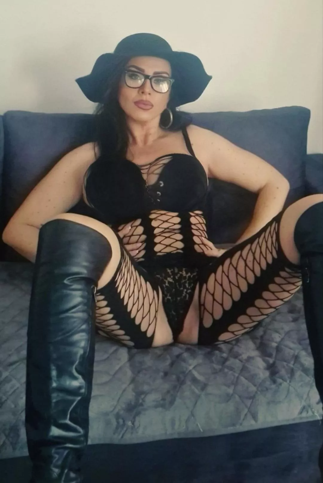 Leaving minds in wonder. 😈💭 #BrunetteSeductress posted by goddessselinaxo