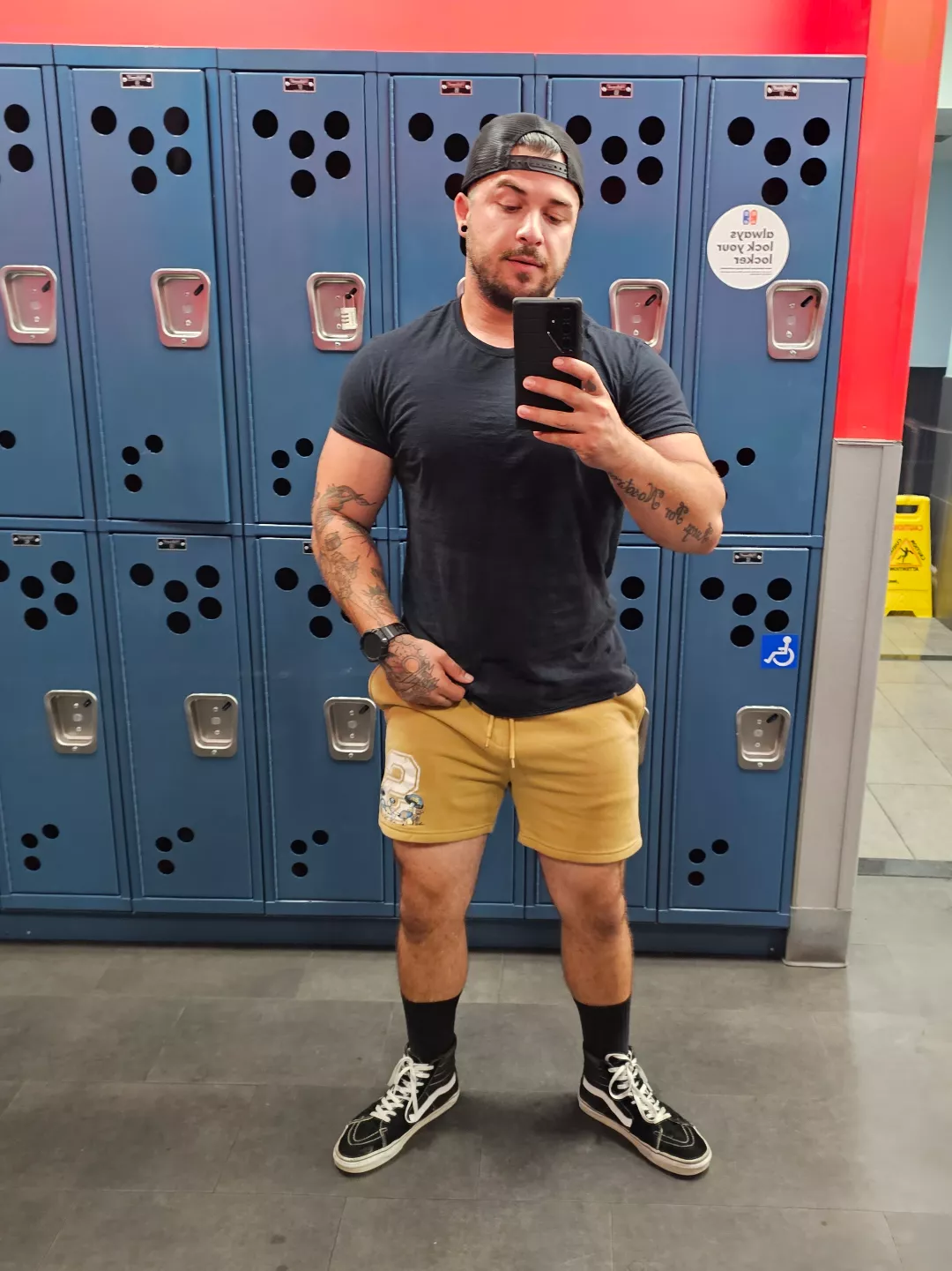 Quick shoulder pump on a Sunday morning 💚 posted by sith_sid