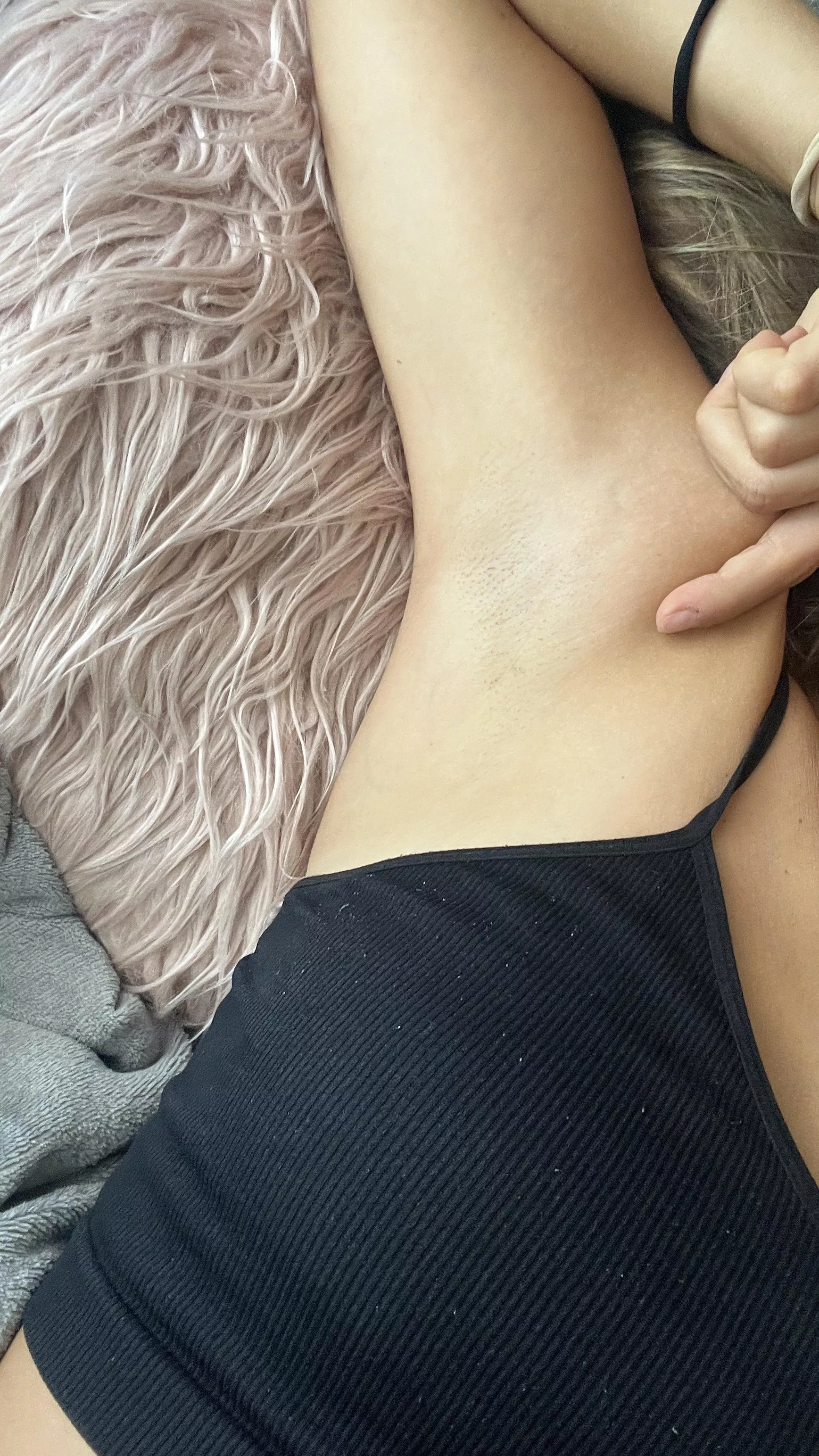 Sunday chill-day !! it's hot at my place, i sweat .. wanna lick ? 💦 posted by Bunionlicious