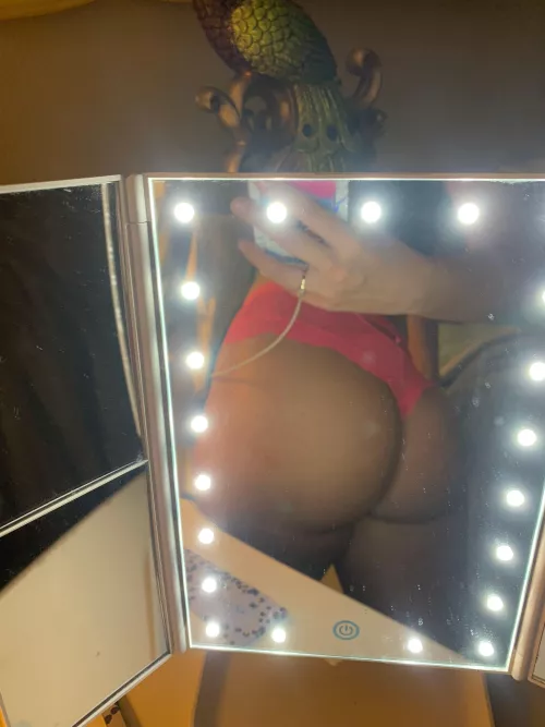 Who wants a piece of this apple bottom? 🍎 by SeaworthinessOky