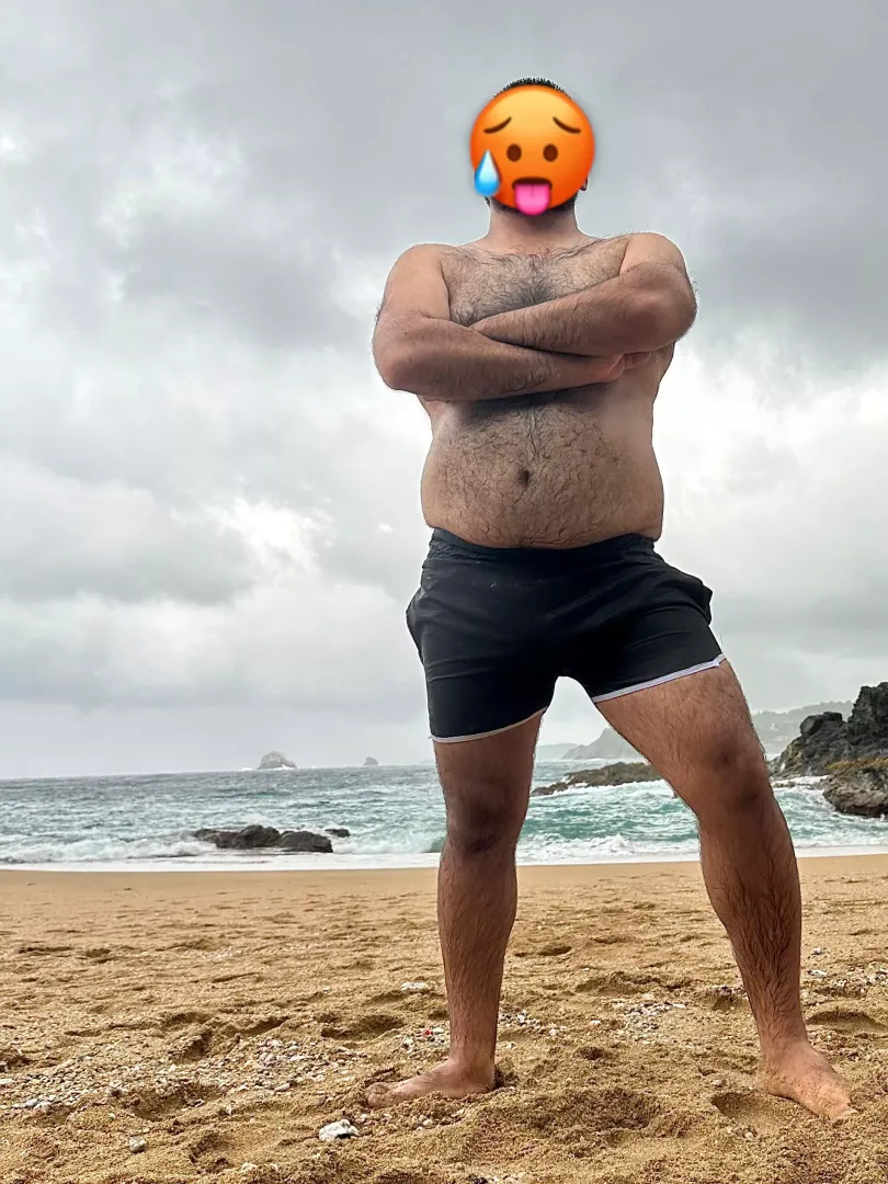 I always get insecure at beaches or pools, but I know you guys will appreciate this. by juanjota