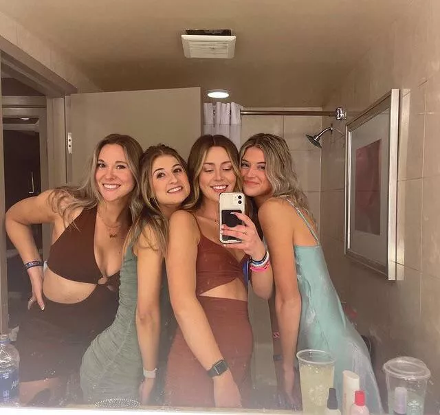 Dirty blondes 😏 posted by snowbunlover