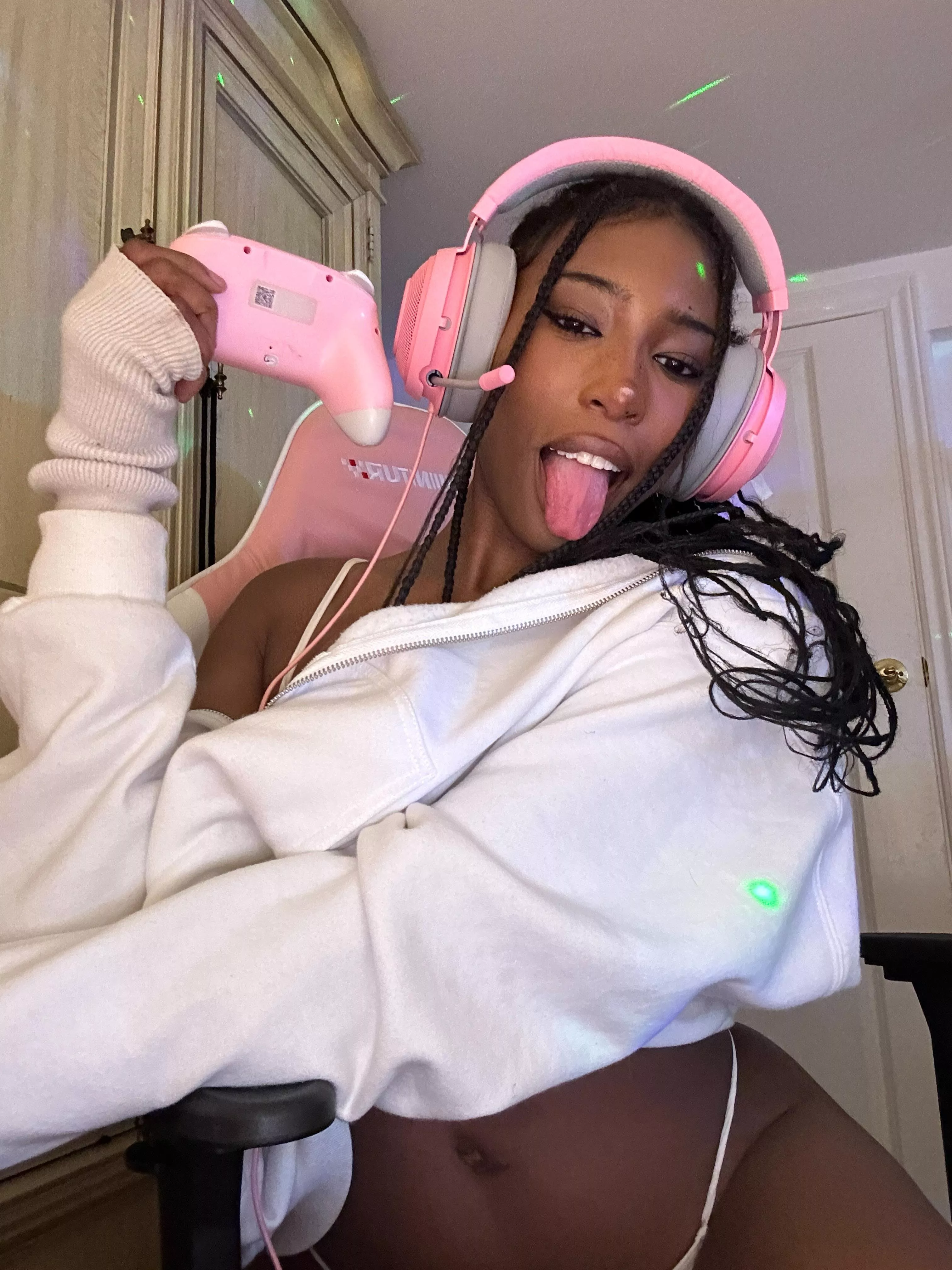 1 v 1 and if u lose u have to creampie me!! 🍼🫧🍰 posted by meruhart