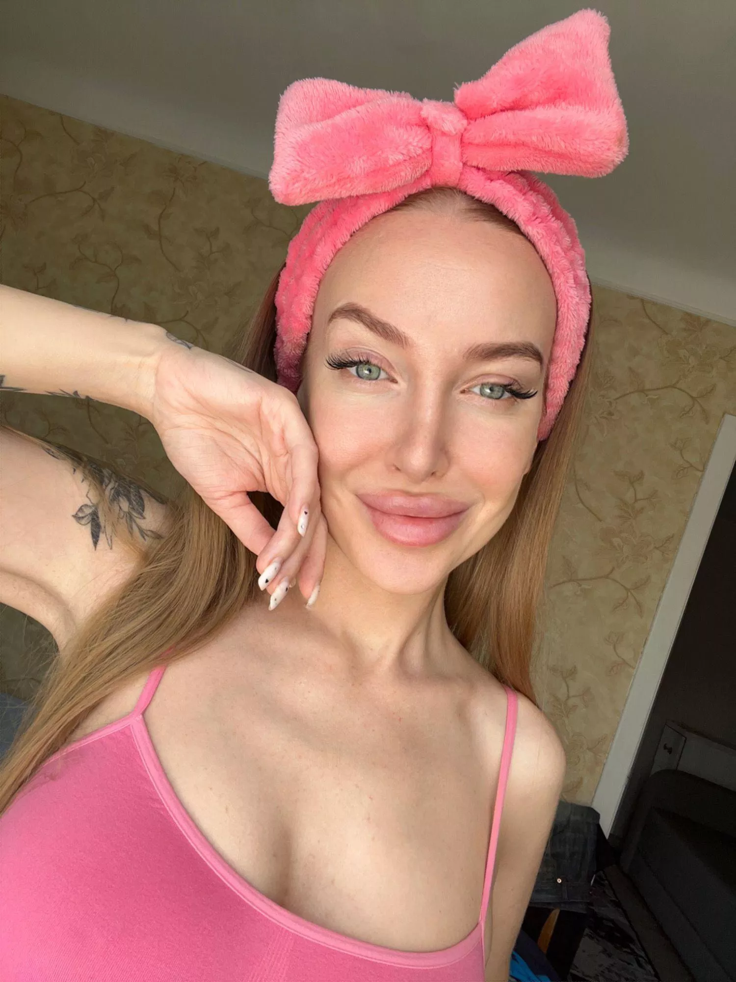 Pink looks good on me posted by AcetonicMissouri