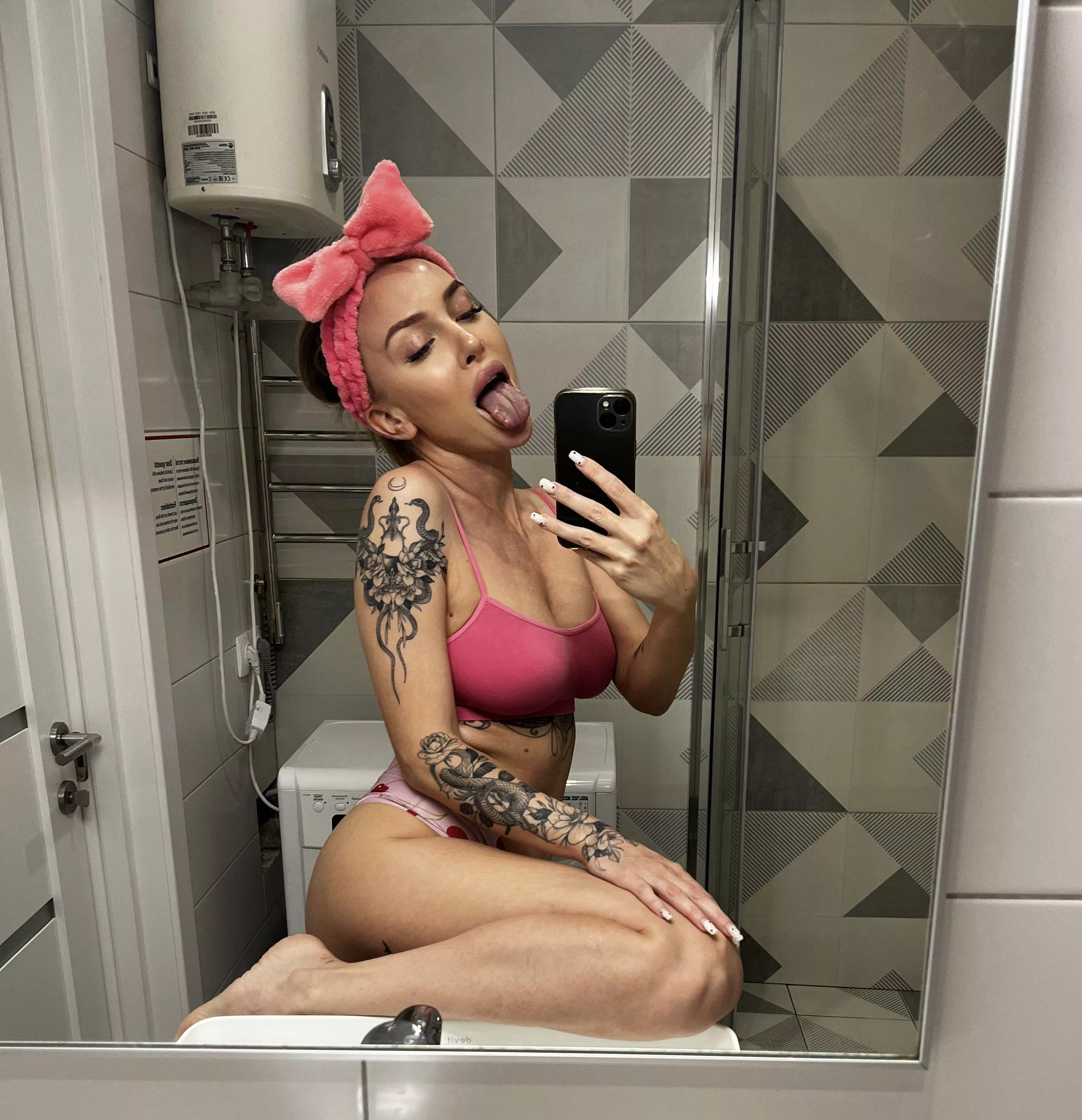 Ready for a tantalizing bathroom rendezvous? posted by renomechta77