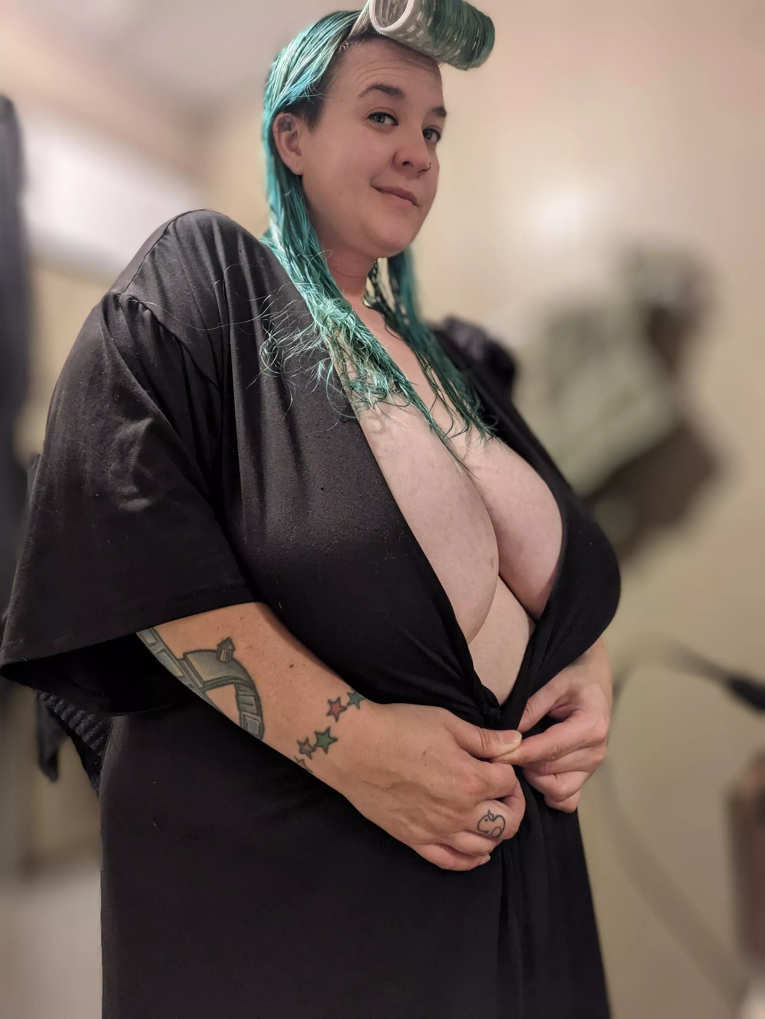 Wanna watch me get ready.. posted by EllesCuteFeets