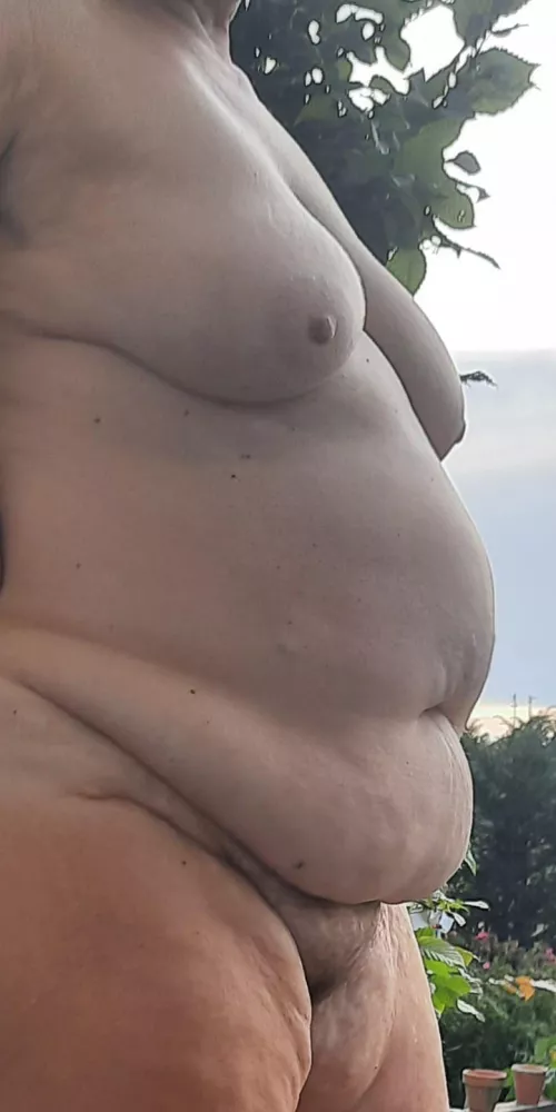 Curvige Granny im Garten by Nacktschwimmen