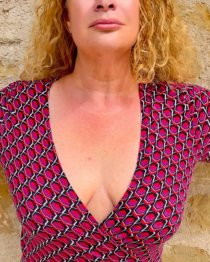 Do you think anyone on the street would nice that my girls are hanging loose? posted by SassyGreen369