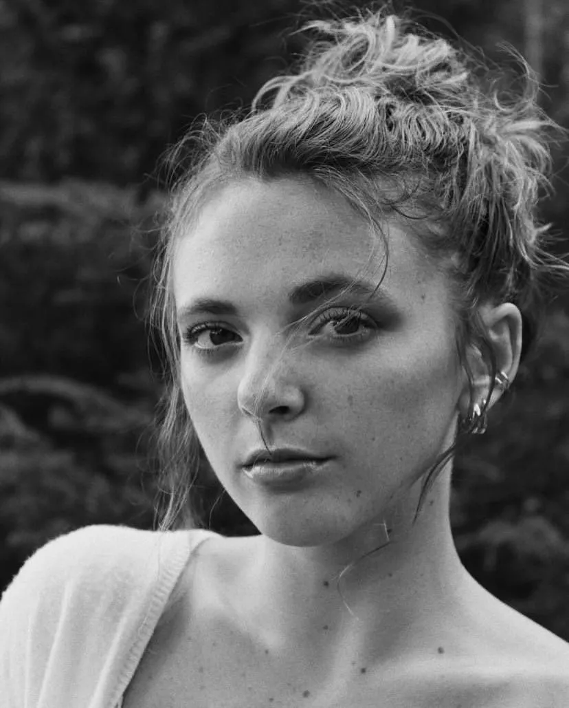 Carly in black and white posted by Weakness-Valuable