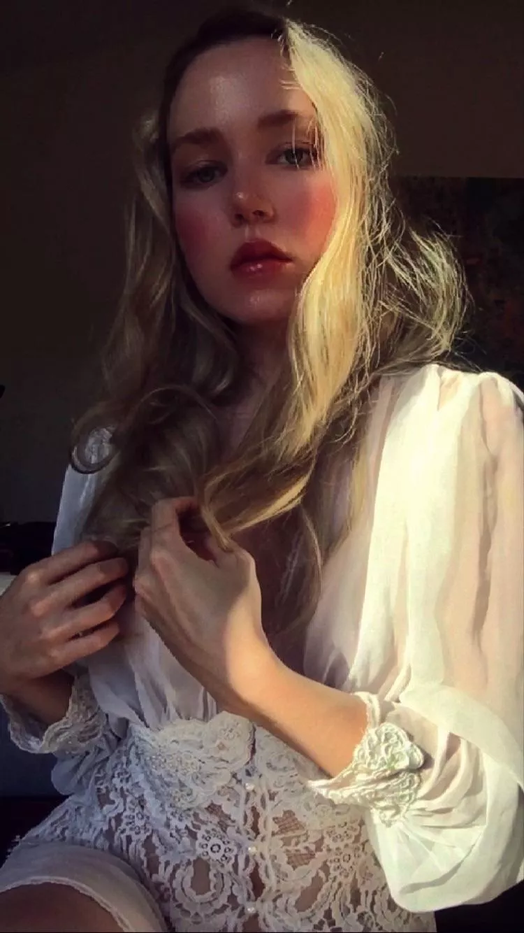 I’m your angel and I’m ready to take my delicate slip off for you 🌸🏹 posted by lilydenuit