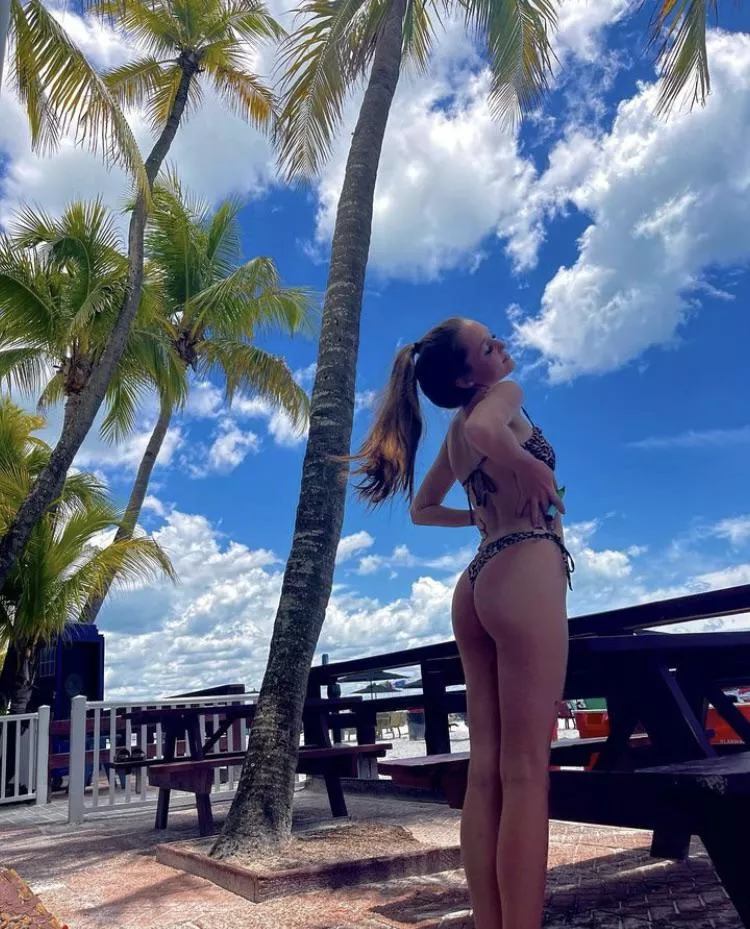 Petite hottie posted by Expensive-Track4035