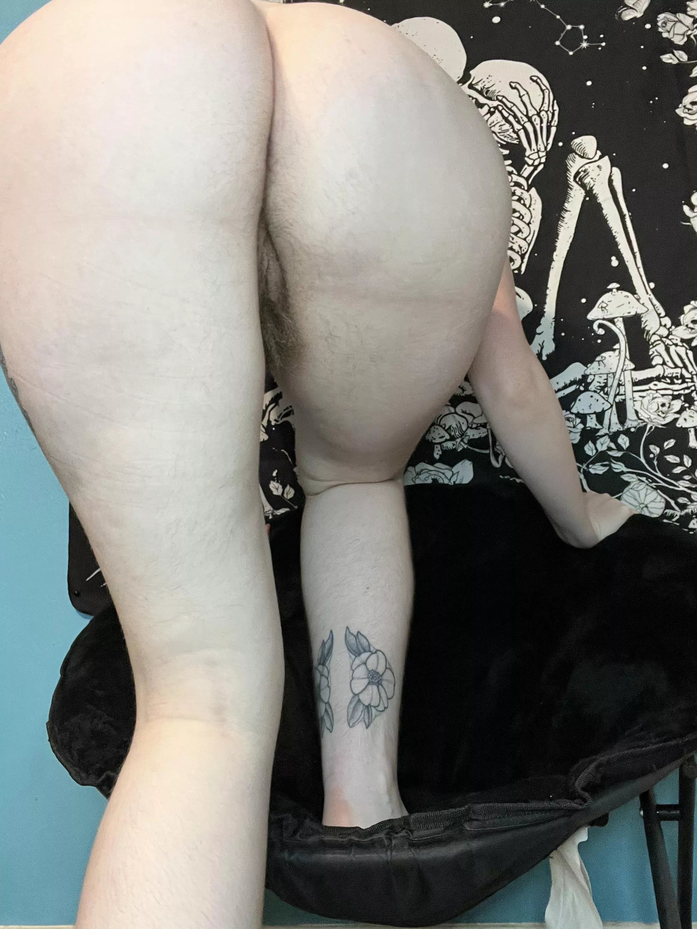 So hairy you can see it from behind 🖤 posted by Kaystickedoff