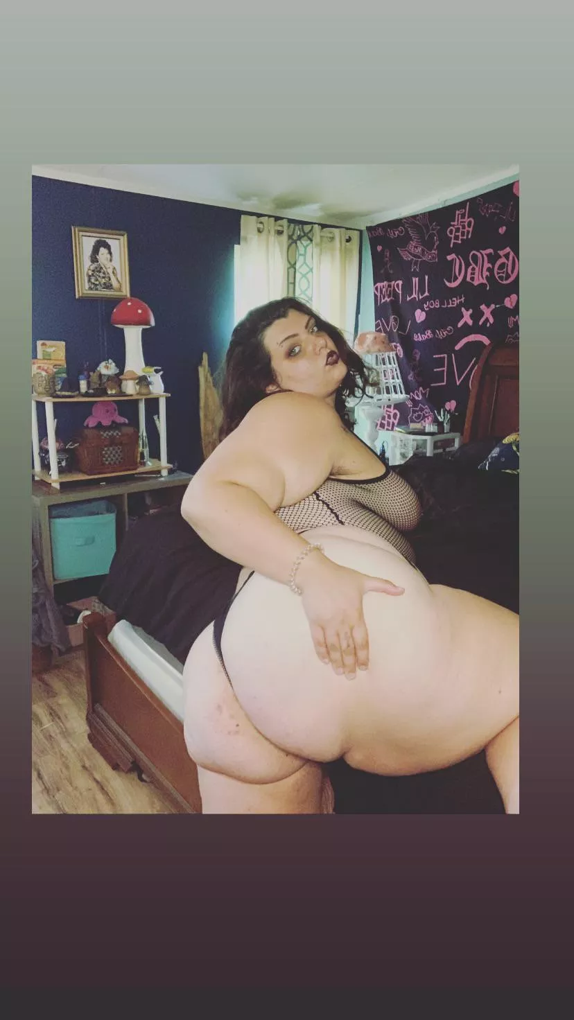 Bend me overrrr 😜 posted by kinkywxtchbxtch