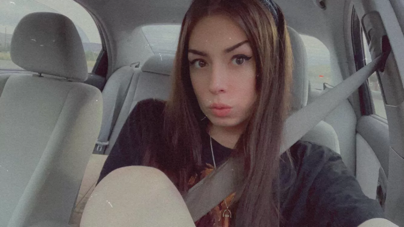 do u accept nudes from horny tgirls? 🙈 posted by alliemayne20