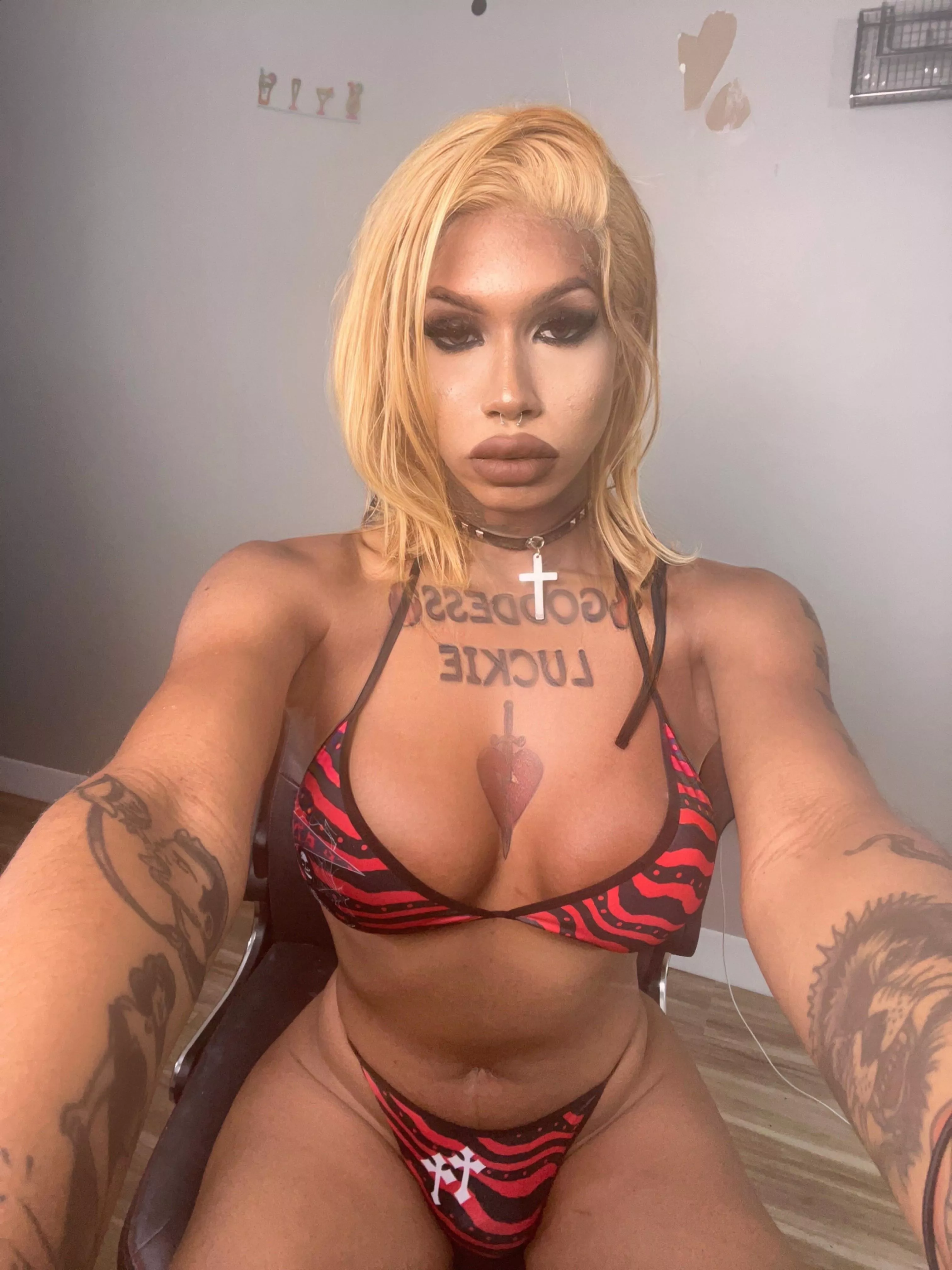 Excuse my fat ass bulge 😝 posted by Luckiesuniverse