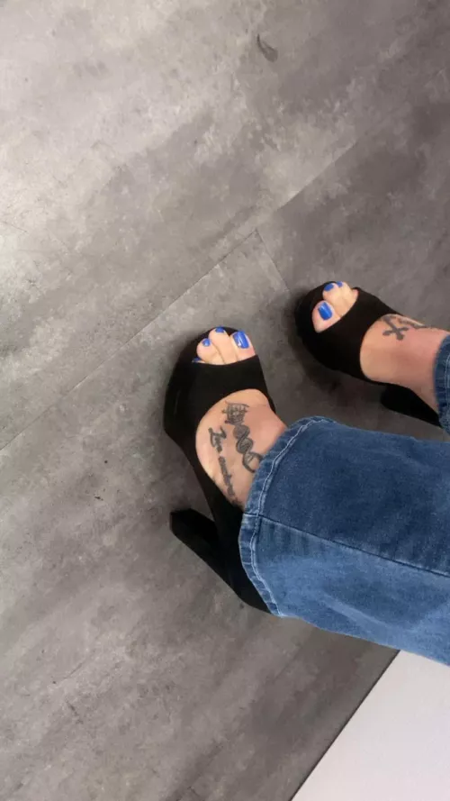 Hello heelssss👠 by Charming_Amphibian29