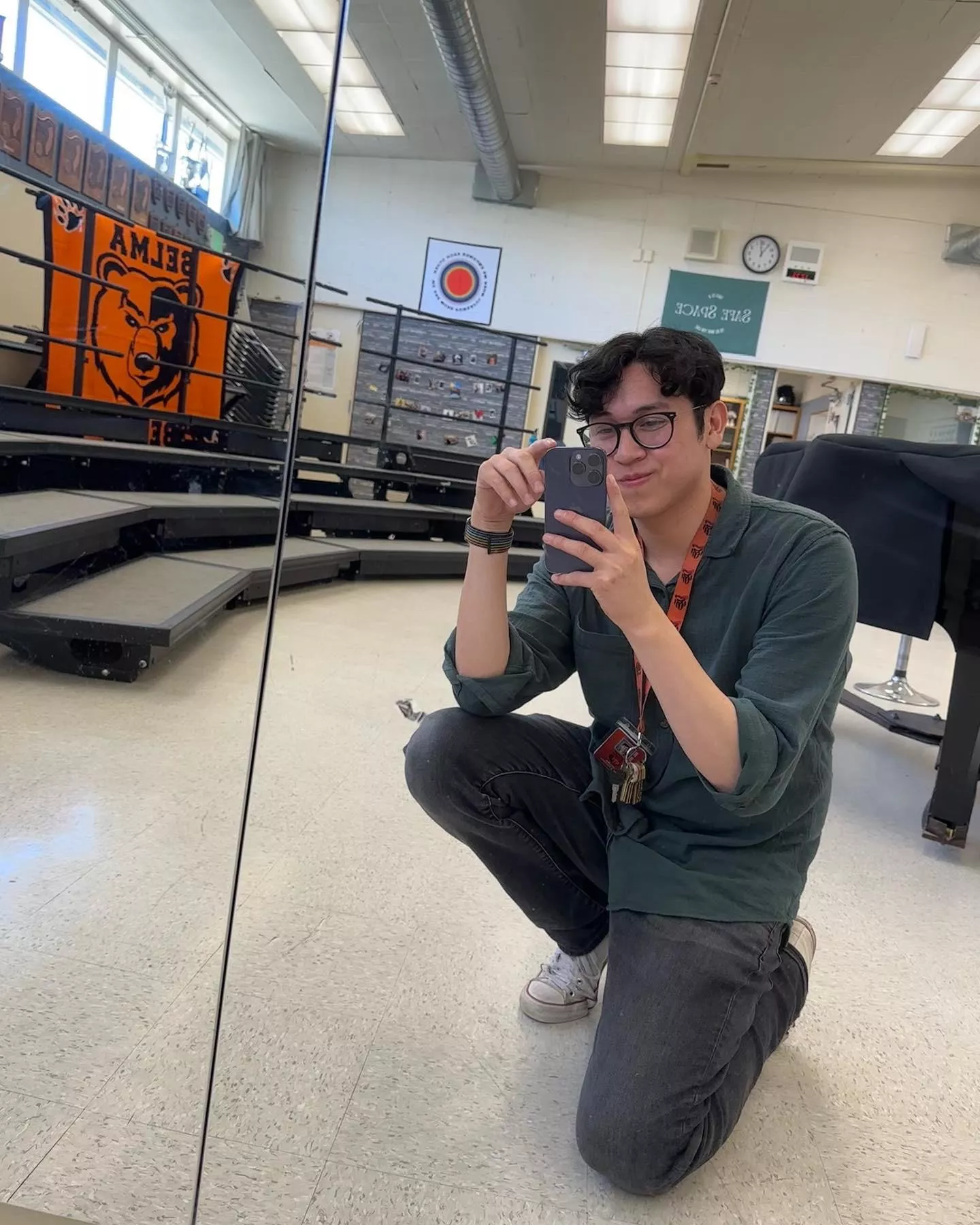 new school new selfie 🥹🫶🏼 posted by curiiousjorge