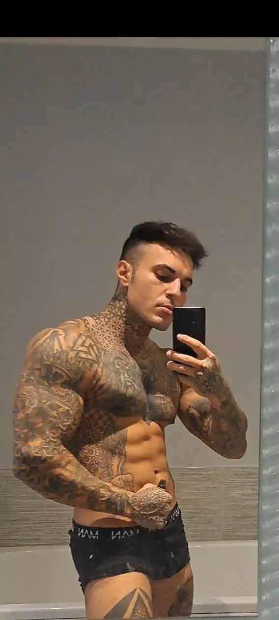 Watch me as I flex posted by bahamianDowel769