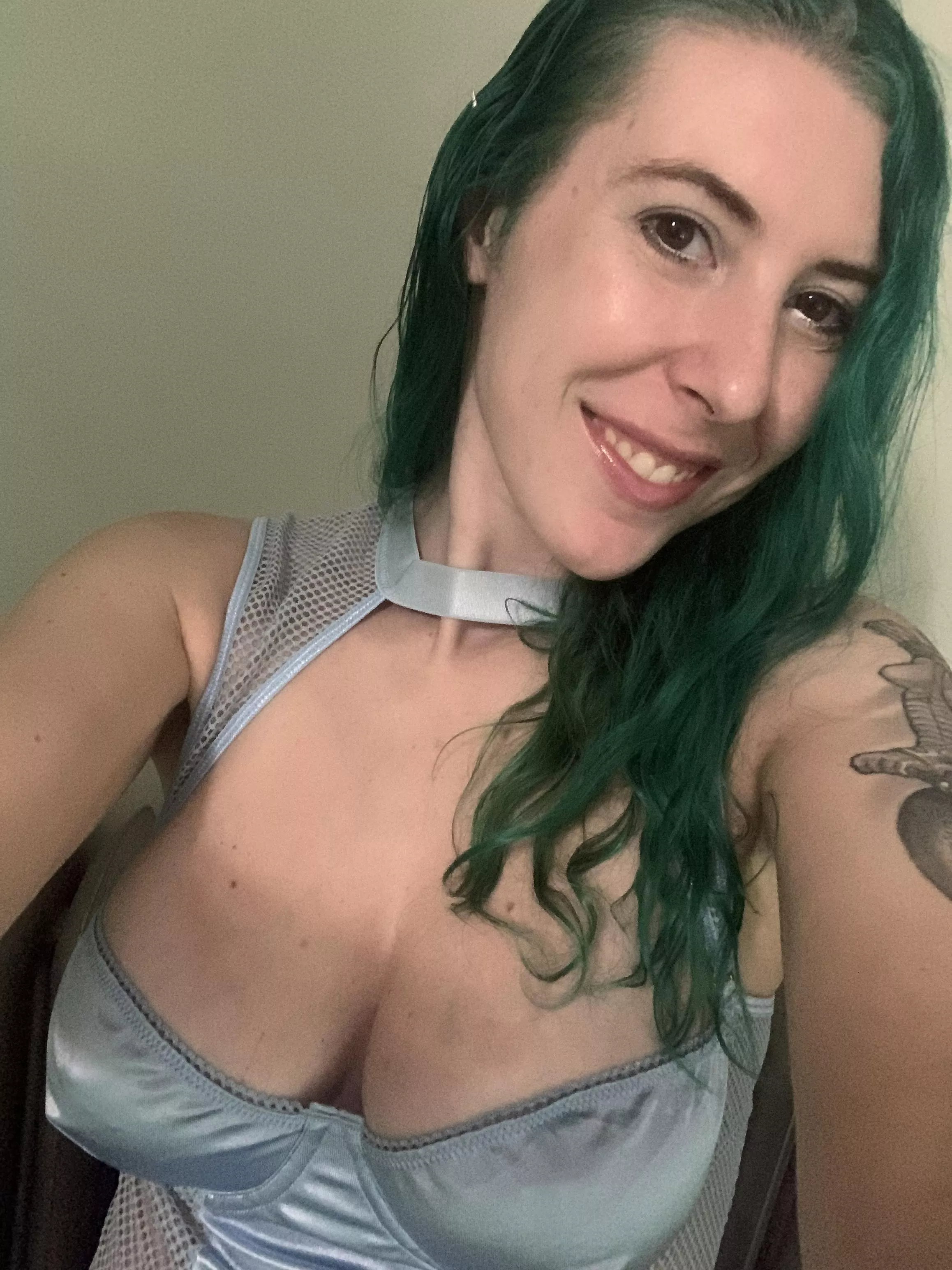 Cleavage and smiles posted by sirenskiss3