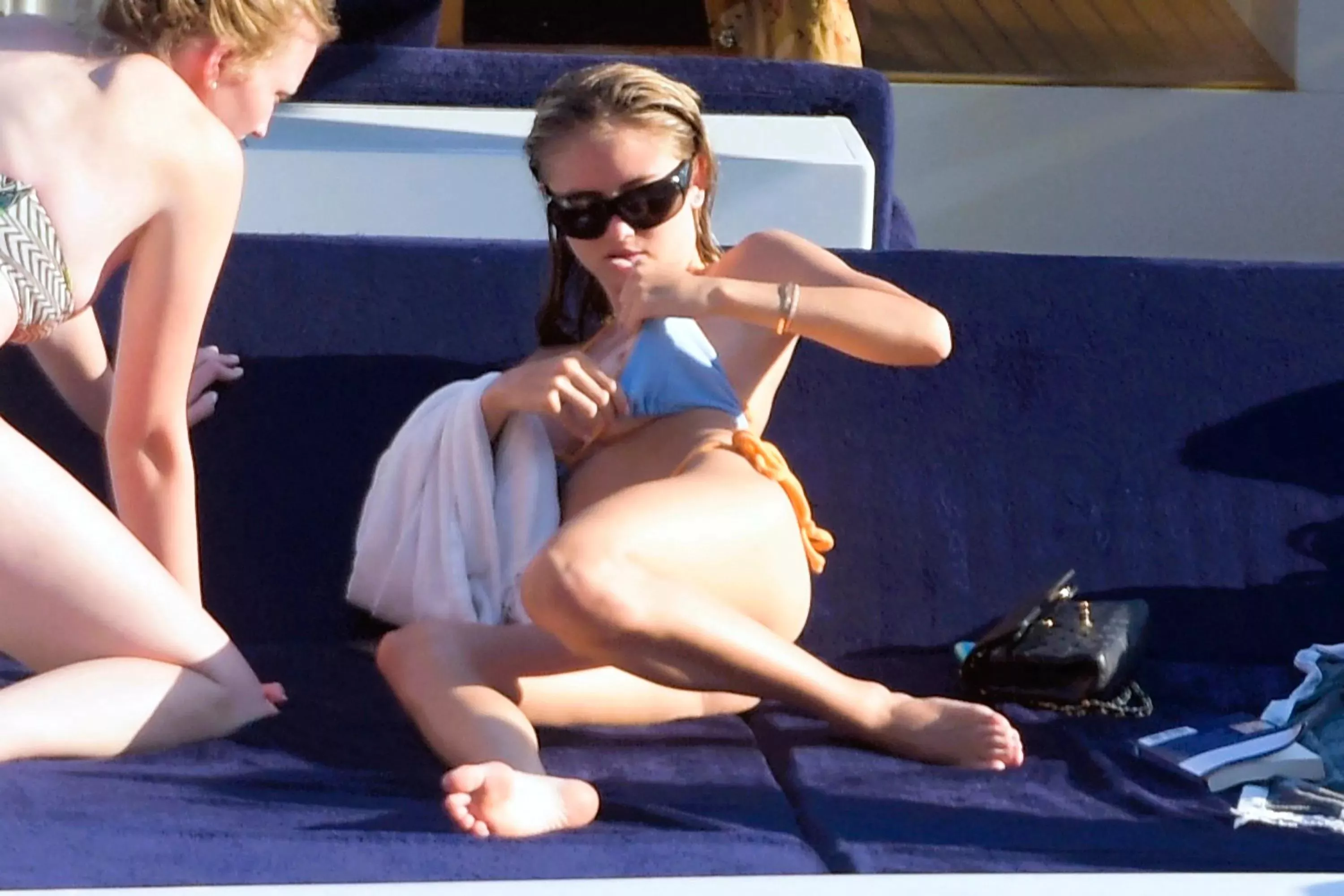 Leni Klum slight nip slip posted by Gerald-Jussieu